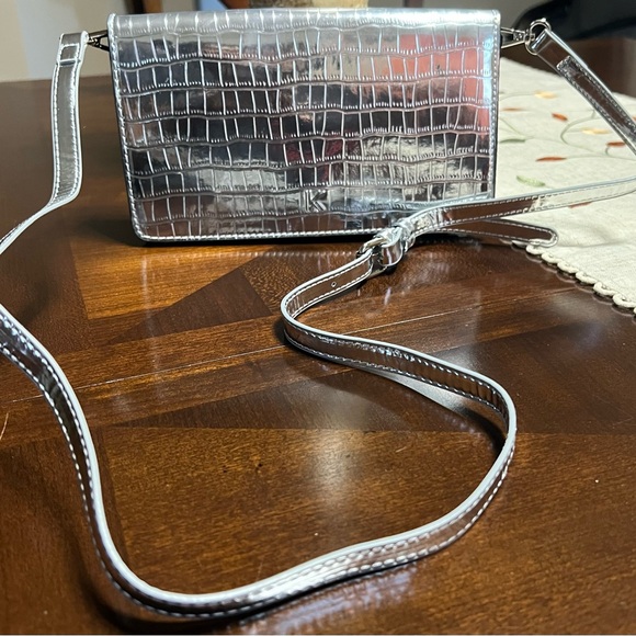 unbranded Handbags - Chic Silver Crocodile-Embossed Crossbody Bag